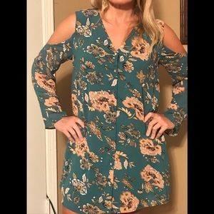 Size large cold shoulder dress- super cute